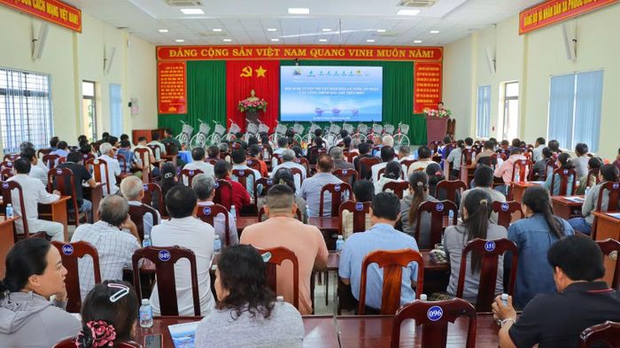 Đông đảo ngư dân tại xã Phước Hải dự chương trình. (Ảnh: QUANG ANH)