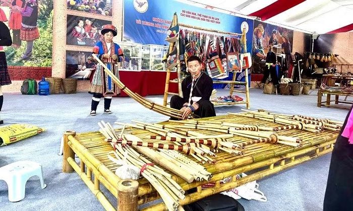 Nghệ nhân khèn say sưa với cây khèn... (Ảnh: LÊ LAN)