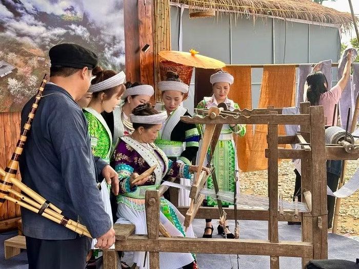 Truyền nghề dệt bên khung cửi của đồng bào dân tộc Mông tỉnh Cao Bằng. (Ảnh: LÊ LAN)