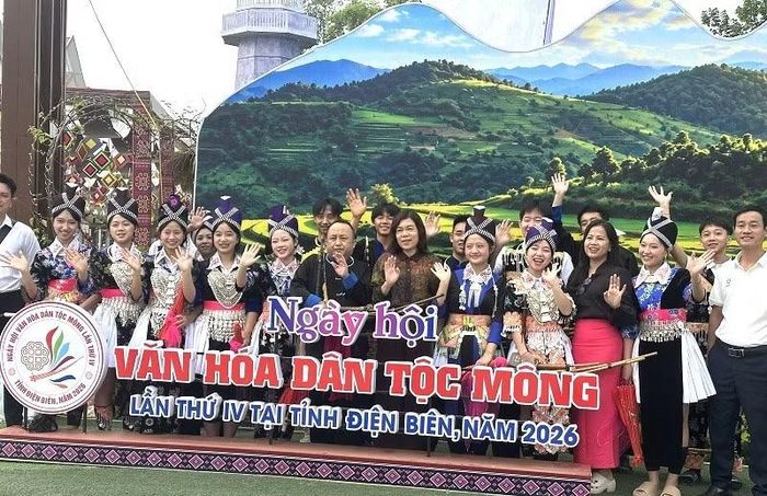 Đoàn nghệ nhân, diễn viên, vận động viên đến từ Nghệ An chung vui trong Ngày hội. (Ảnh: LÊ LAN)