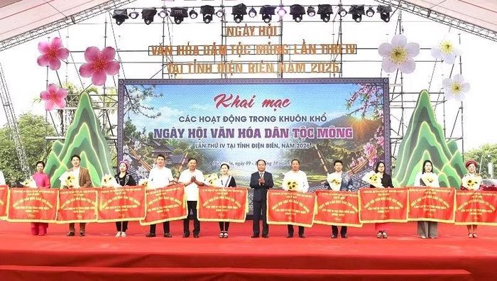 Lãnh đạo Cục Văn hóa các dân tộc Việt Nam và lãnh đạo Ủy ban nhân dân tỉnh Điện Biên trao cờ lưu niệm cho các tỉnh tham gia Ngày hội. (Ảnh: LÊ LAN)