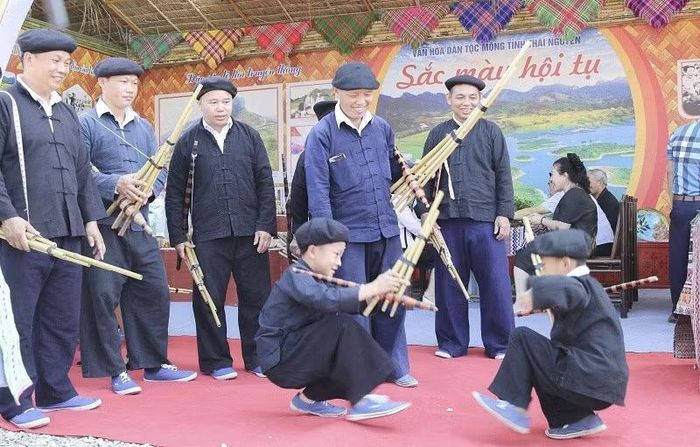 Các chàng trai Mông "nhí" bên cây khèn truyền thống của đồng bào dân tộc Mông trong ngày hội. (Ảnh: LÊ LAN)