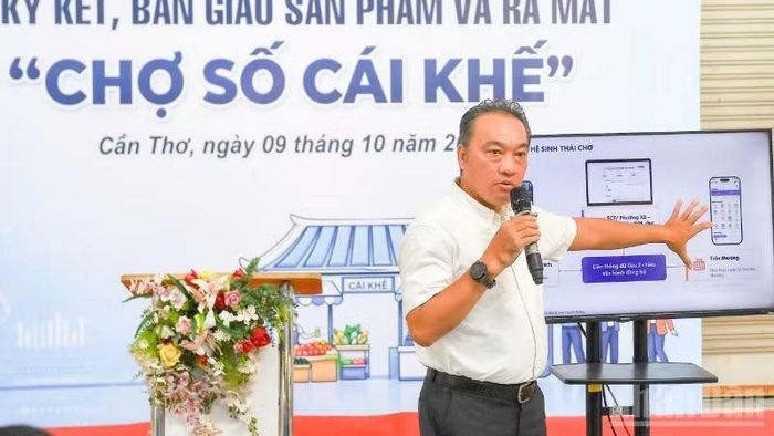 Đại diện Công ty trách nhiệm hữu hạn Thương mại Dịch vụ SaigonLab mô tả nền tảng Chợ số Cái Khế. (Ảnh: VĂN ÚT)