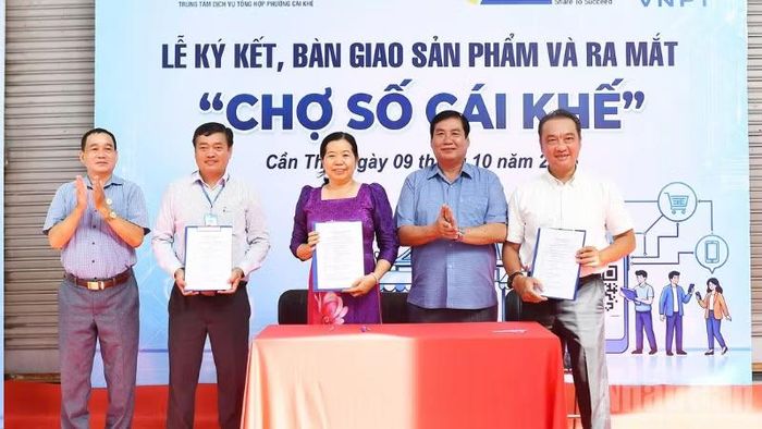 Lễ ký kết, bàn giao sản phẩm và ra mắt mô hình Chợ Cái Khế trên nền tảng số 247. (Ảnh: VĂN ÚT)