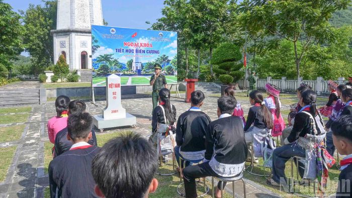 Trung tá Bùi Trung Thành, Chính trị viên Đồn Biên phòng A Mú Sung trực tiếp giảng dạy cho các em về các nội dung liên quan biên giới. (Ảnh: CÔNG HẢI)