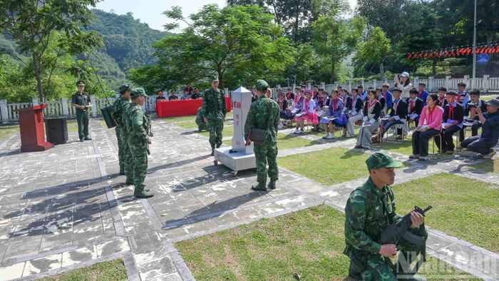 Đội mẫu thực hành công tác tổ chức tuần tra, kiểm soát của Bộ đội Biên phòng để học sinh quan sát. (Ảnh: CÔNG HẢI)