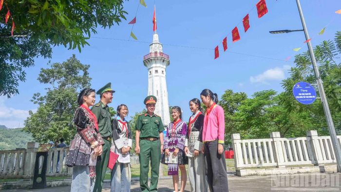 Cán bộ, chiến sĩ trò chuyện với các em học sinh sau buổi học ngoại khóa. (Ảnh: CÔNG HẢI)