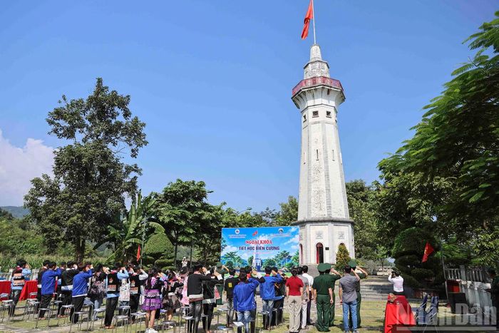 Buổi học khép lại bằng Lễ chào cờ, dưới lá cờ đỏ sao vàng tung bay phấp phới, tiếng hát Quốc ca vang lên đầy thiêng liêng và tự hào. (Ảnh: CÔNG HẢI)