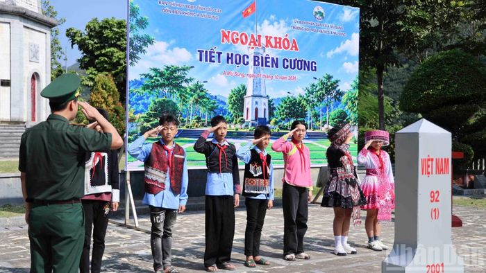 Các em học sinh được hướng dẫn thực hiện động tác chào cột mốc thiêng liêng. (Ảnh: CÔNG HẢI)
