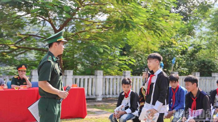 Việc trực tiếp được giao lưu, hỏi đáp ngoài thực địa giúp học sinh tiếp thu bài nhanh hơn. Những kiến thức về biên giới được gắn liền với thực địa cũng giúp các em hào hứng, phấn khởi. (Ảnh: CÔNG HẢI)