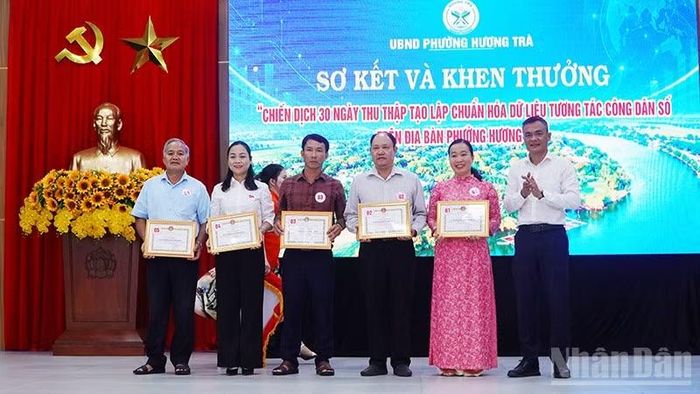 Bí thư Đảng ủy phường Hương Trà Phạm Hoàng Đức trao khen thưởng cho các tập thể. (Ảnh: QV)