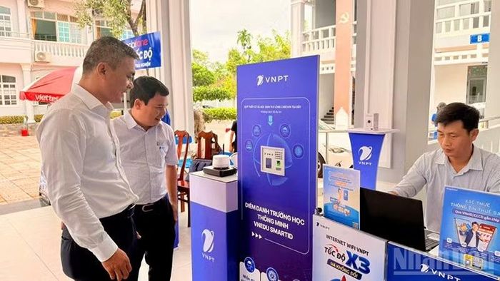 Bí thư Đảng ủy phường Hương Trà Phạm Hoàng Đức trải nghiệm sản phẩm chuyển đổi số. (Ảnh: QV)