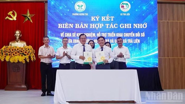 Ủy ban nhân dân phường Hương Trà và Ủy ban nhân dân xã Trà Liên chính thức ký kết biên bản hợp tác chuyển đổi số. (Ảnh: QV)
