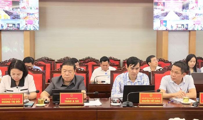 Lãnh đạo các sở, ngành của tỉnh Sơn La tham dự họp bàn giải pháp thực hiện kịch bản tăng trưởng quý IV năm 2026. (Ảnh: QUỐC TUẤN)