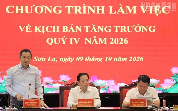 Đồng chí Nguyễn Đình Việt, Phó Bí thư Tỉnh ủy, Chủ tịch Ủy ban nhân dân tỉnh Sơn La﻿ phát biểu tại cuộc họp. (Ảnh: QUỐC TUẤN)