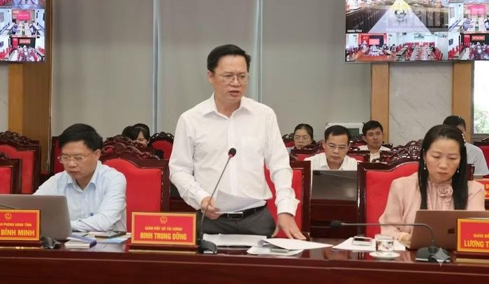 Đồng chí Giám đốc Sở Tài chính tỉnh Sơn La báo cáo kết quả tăng trưởng và nguyên nhân tăng trưởng thấp trong 9 tháng 2026. (Ảnh: QUỐC TUẤN)