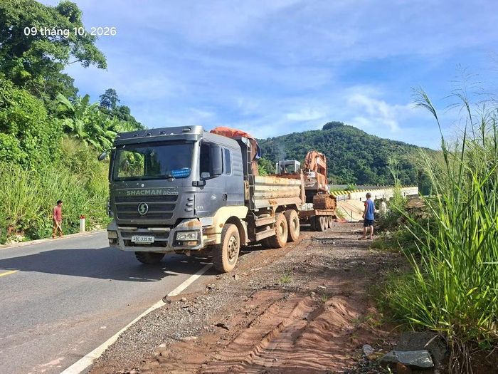 tại khu vực sạt lở, các đơn vị tiến hành lập rào chắn, bố trí cảnh báo, đồng thời đào mở phần đường tạm phía phải tuyến, phía ta-luy dương, nhằm phục vụ thông xe tạm thời.
