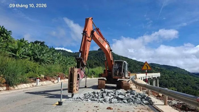 Ban Quản lý dự án Đường bộ miền trung đang chỉ đạo nhà thầu khẩn trương triển khai các biện pháp ứng phó, tập trung xử lý những vị trí hư hỏng và bảo đảm an toàn cho người, phương tiện lưu thông qua khu vực. (Ảnh: Cục Đường bộ Việt Nam)