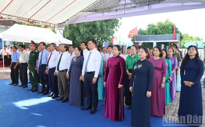 Lãnh đạo tỉnh Quảng Ngãi cùng các đại biểu dâng hương, dành một phút mặc niệm tưởng nhớ các Anh hùng liệt sĩ, đồng bào, đồng chí đã anh dũng hy sinh trong công cuộc kháng chiến chống Mỹ, cứu nước; tưởng niệm và chia sẻ những đau thương, mất mát mà thân nhân của các nạn nhân trong vụ thảm sát. (Ảnh: HIỂN CỪ)