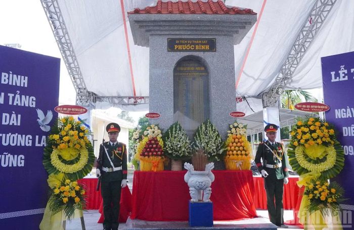 Bia tưởng niệm di tích lịch sử-văn hóa vụ thảm sát Diên Niên-Phước Bình ở thôn Phước Lộc, xã Sơn Tịnh. (Ảnh: HIỂN CỪ)