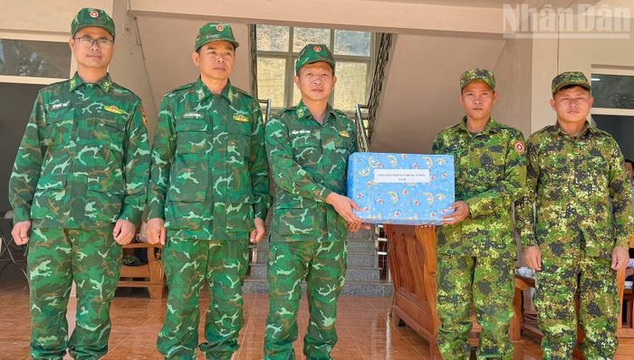 Đồn Biên phòng Chiềng Tương trao tặng nhiều phần quà cho cán bộ, chiến sĩ Đại đội Biên phòng 213. (Ảnh: THU HỒNG)