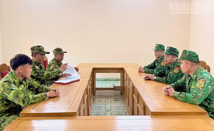 Đồn Biên phòng Chiềng Tương phối hợp Đại đội Biên phòng 213 họp bàn tổ chức tuần tra song phương đoạn biên giới phụ trách. (Ảnh: THU HỒNG)