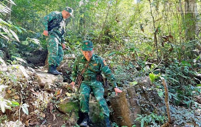 Đồn Biên phòng Chiềng Tương phối hợp Đại đội Biên phòng 213 tổ chức tuần tra song phương đoạn biên giới phụ trách. (Ảnh: THÙY DƯƠNG)
