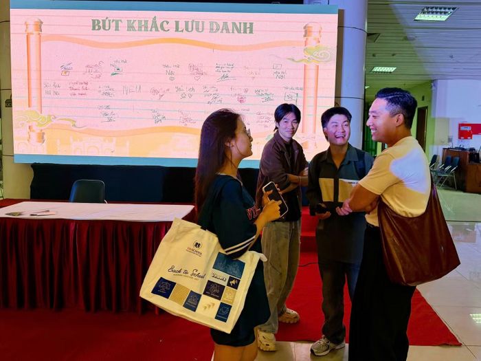 Khán giả lưu lại những lời nhắn, hình ảnh và dấu ấn cá nhân trên không gian LED. (Ảnh: NGỌC ĐINH)