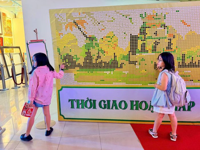 Rất nhiều khán giả nhí đã được cha mẹ đưa đến tham dự sự kiện. (Ảnh: NGỌC ĐINH)