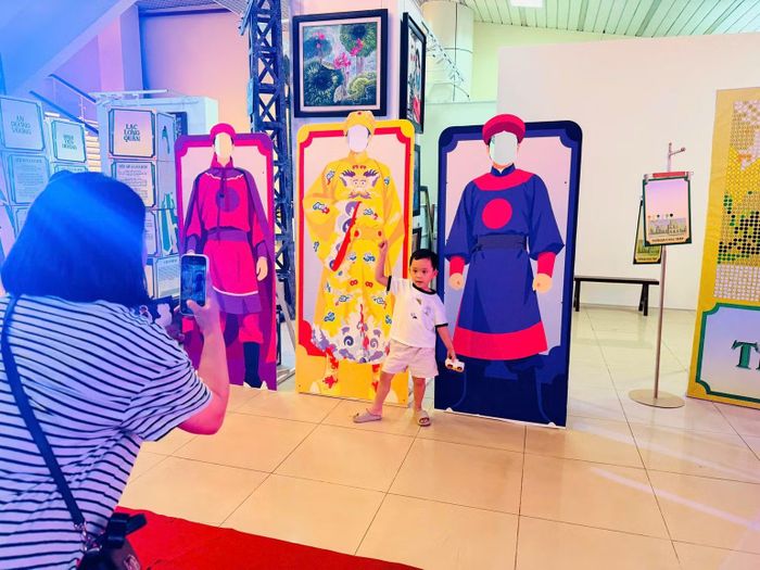 Khu vực check-in cùng các nhân vật lịch sử rất được yêu thích. (Ảnh: NGỌC ĐINH)