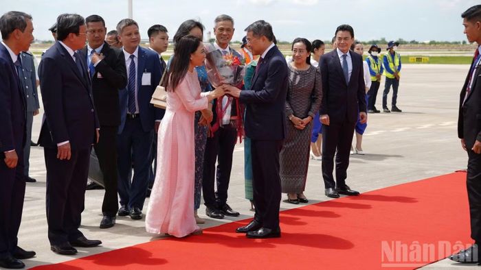 Cán bộ, nhân viên Đại sứ quán Việt Nam tại Campuchia nồng nhiệt chào đón Thủ tướng Lê Minh Hưng. (Ảnh: ĐINH TRƯỜNG)