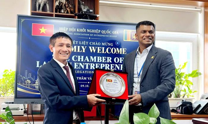 Đại diện Phòng Thương mại và Công nghiệp Sri Lanka trao quà lưu niệm tặng Hiệp hội Khởi nghiệp quốc gia. (Ảnh: HOÀNG TÂM)