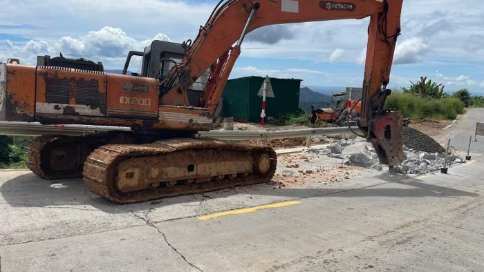 Đơn vị thi công đang khắc phục sự cố. (Ảnh: Hợp Nhất)