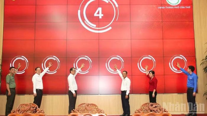 Nghi thức phát động Chiến dịch “60 ngày ra quân đi từng ngõ, gõ từng nhà, hướng dẫn từng người dân kỹ năng số, sử dụng các dịch vụ số”. (Ảnh: VĂN ÚT)