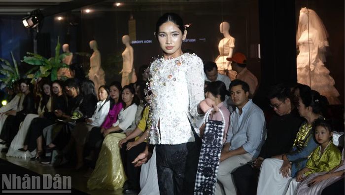 Mẫu thiết kế áo bà ba hiện đại của sinh viên Trường đại học Văn Lang. (Ảnh: LINH BẢO)