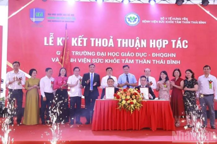 Ký kết hợp tác giữa Bệnh viện sức khỏe tâm thần Thái Bình với Trường đại học Giáo dục, thuộc Đại học Quốc gia Hà Nội. (Ảnh: MAI TÚ)