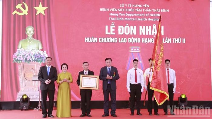 Thừa ủy quyền của Chủ tịch nước, Thứ trưởng Y tế Đỗ Xuân Tuyên trao Huân chương Lao động hạng Ba cho Bệnh viện Sức khỏe tâm thần Thái Bình. (Ảnh: MAI TÚ)
