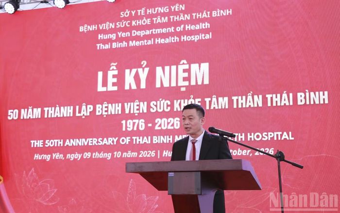 Thạc sĩ, bác sĩ Lê Minh Ngọc, Giám đốc Bệnh viện Sức khỏe tâm thần Thái Bình báo cáo về hoạt động của bệnh viện. (Ảnh: MAI TÚ)