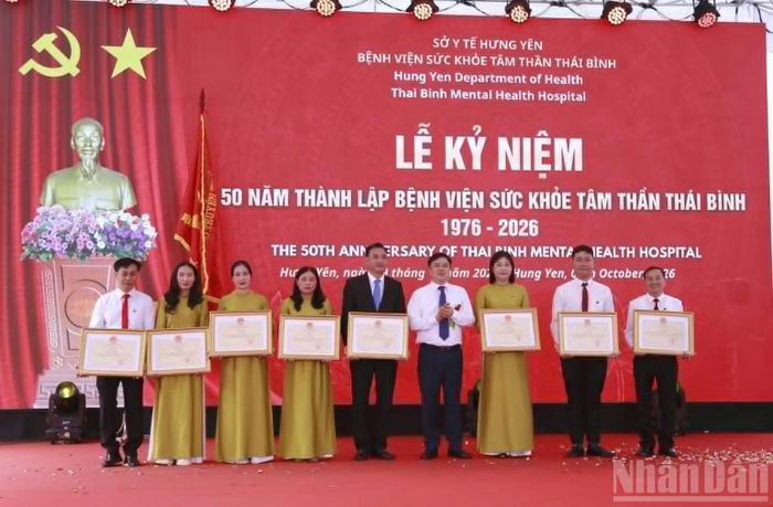 Ủy ban nhân dân tỉnh Hưng Yên tặng Bằng khen cho 2 tập thể và 6 cá nhân có thành tích xuất sắc trong công tác khám, chữa bệnh và chăm sóc sức khỏe nhân dân. (Ảnh: MAI TÚ)