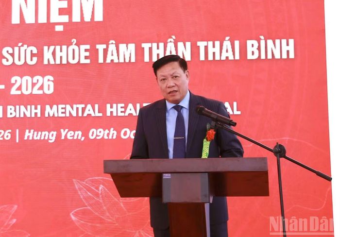 Thứ trưởng Y tế Đỗ Xuân Tuyên ghi nhận những đóng góp của các thế hệ cán bộ, nhân viên bệnh viện trong sự nghiệp chăm sóc, bảo vệ sức khỏe nhân dân. (Ảnh: MAI TÚ)