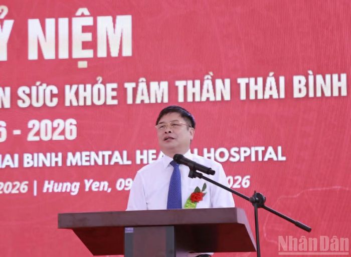Phó Chủ tịch Ủy ban nhân dân tỉnh Hưng Yên Phạm Văn Nghiêm biểu dương những thành tích bệnh viện đạt được trong 50 năm qua. (Ảnh: MAI TÚ)