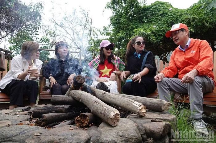 Du khách thích thú bên bếp lửa ngoài trời.