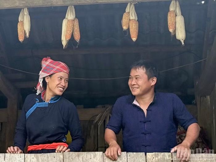 Anh Lâm A Hướng cùng vợ tại Homestay của gia đình.