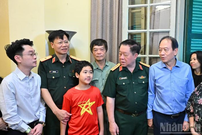 Đại tướng Nguyễn Trọng Nghĩa và đại diện gia đình Đại tướng Võ Nguyên Giáp.