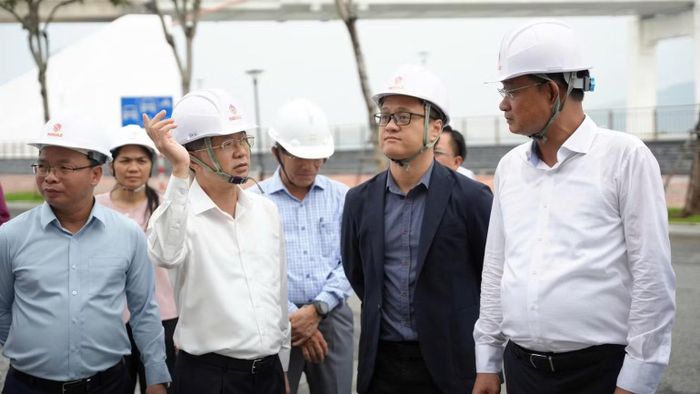 Đồng chí Chánh án Tòa án nhân dân tối cao Nguyễn Văn Quảng đề nghị thành phố quan tâm để dự án tiếp tục được triển khai hiệu quả. (Ảnh: T.C)