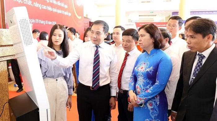 Các đồng chí lãnh đạo thành phố Bắc Ninh tham quan khu triển lãm giải pháp số. (Ảnh: TT)