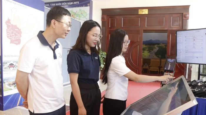 Người dân hào hứng khám phá các giải pháp số được các doanh nghiệp giới thiệu, trưng bày. (Ảnh: TT)