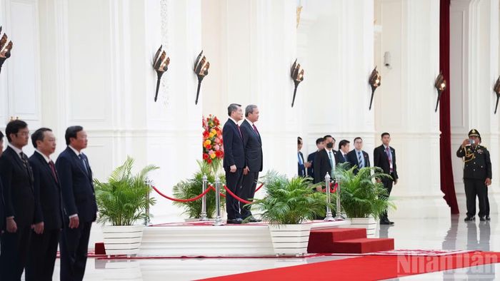  Thủ tướng Lê Minh Hưng và Thủ tướng Hun Manet đứng trên bục danh dự nghe Đội quân nhạc cử hành Quốc thiều hai nước. (Ảnh: ĐINH TRƯỜNG) 
