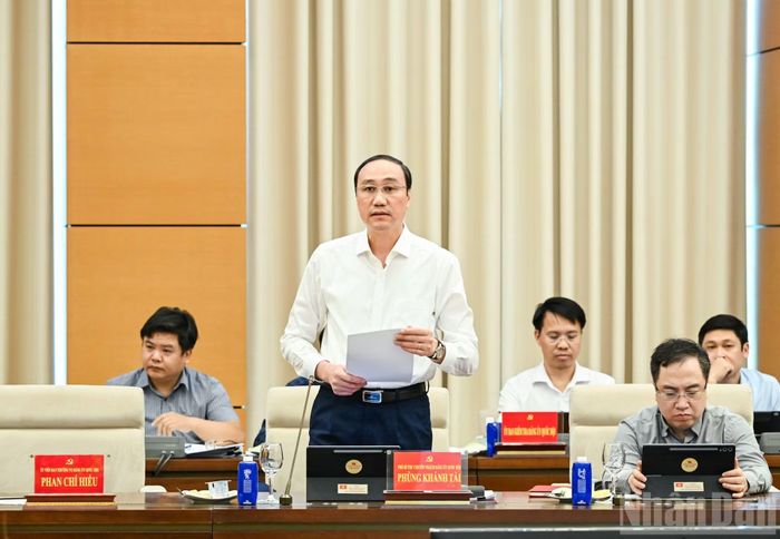 Phó Bí thư chuyên trách Đảng ủy Quốc hội Phùng Khánh Tài trình bày báo cáo tại hội nghị. (Ảnh: DUY LINH)