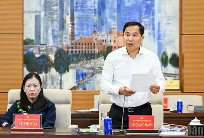 Phó Bí thư Đảng ủy Quốc hội Lê Quang Mạnh phát biểu tại hội nghị. (Ảnh: DUY LINH)